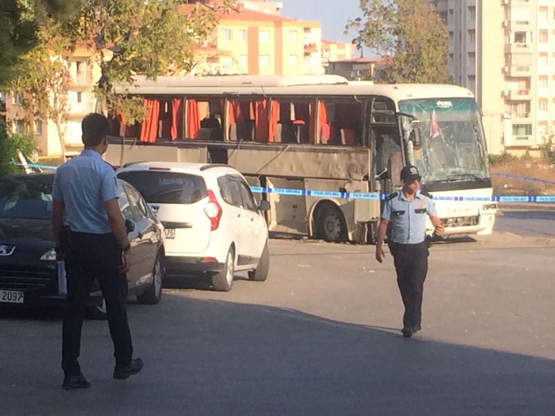 İzmir'de servis aracı geçerken patlama