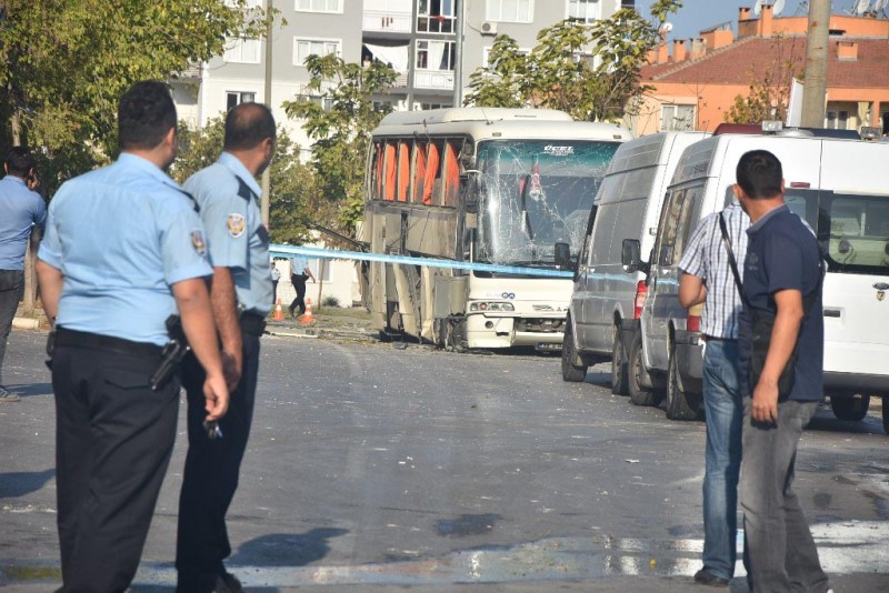 İzmir'de servis aracı geçerken patlama