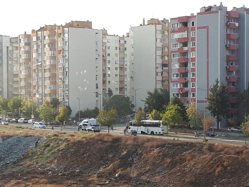 İzmir'de servis aracı geçerken patlama