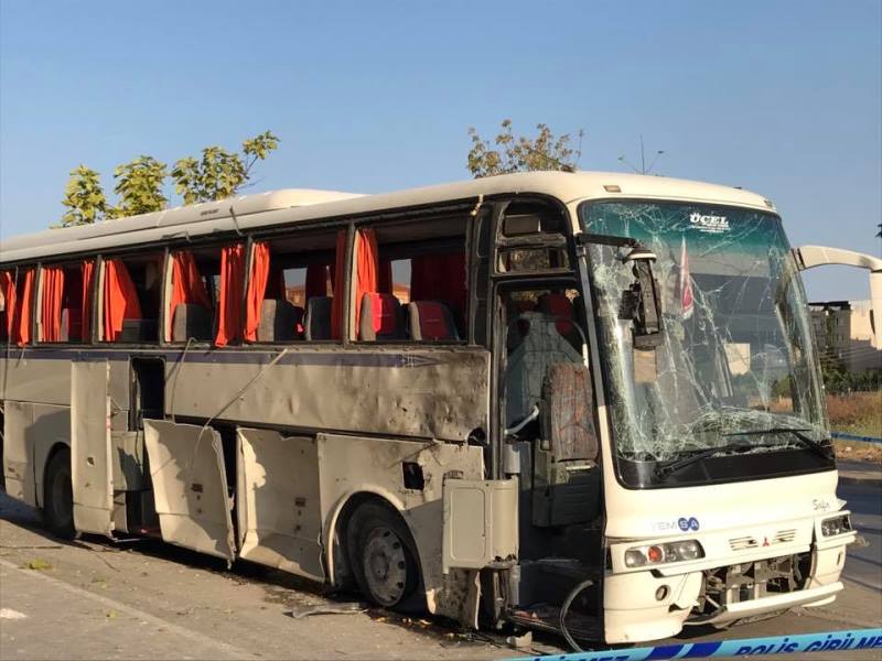 İzmir'de servis aracı geçerken patlama