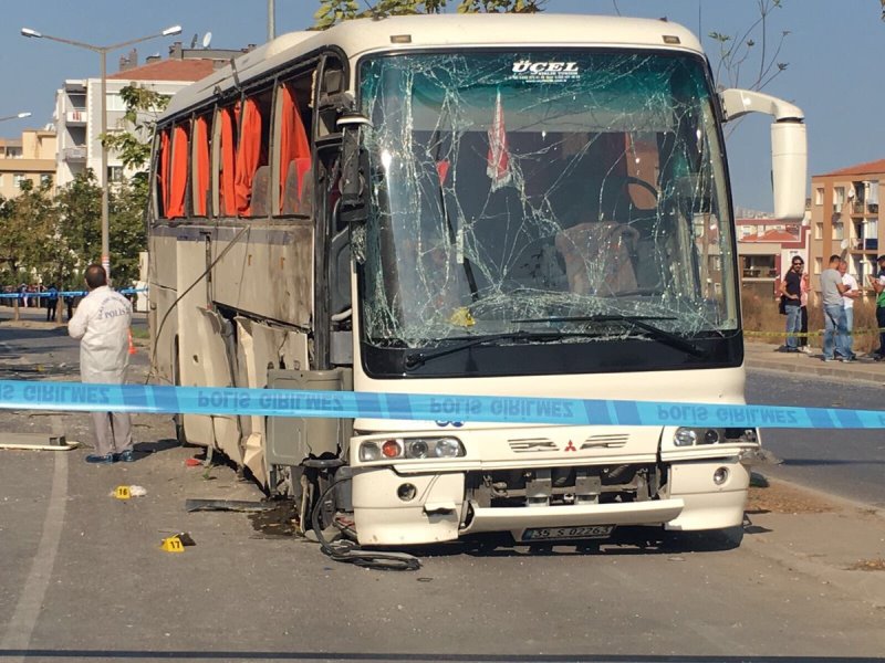 İzmir'de servis aracı geçerken patlama