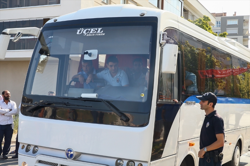 İzmir'de servis aracı geçerken patlama