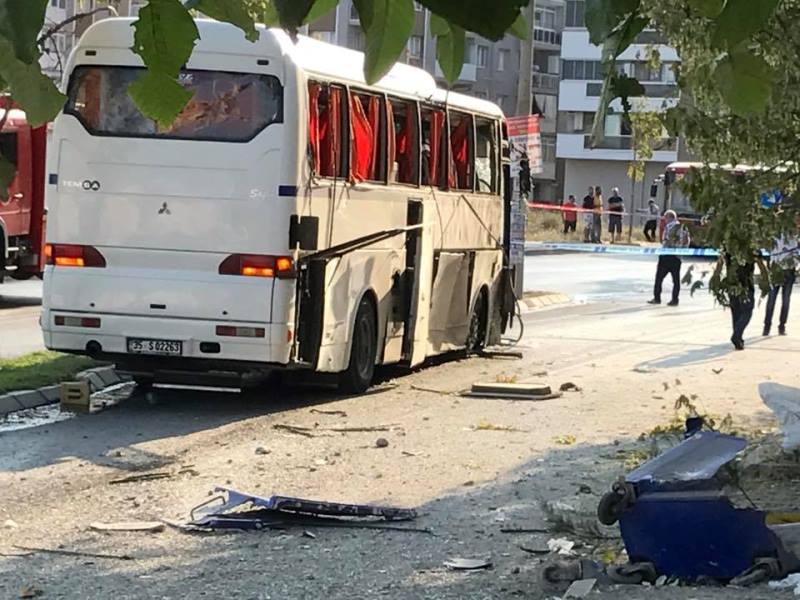 İzmir'de servis aracı geçerken patlama