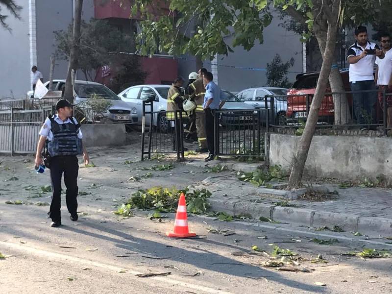 İzmir'de servis aracı geçerken patlama