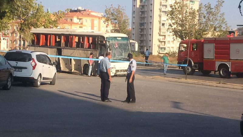 İzmir'de servis aracı geçerken patlama