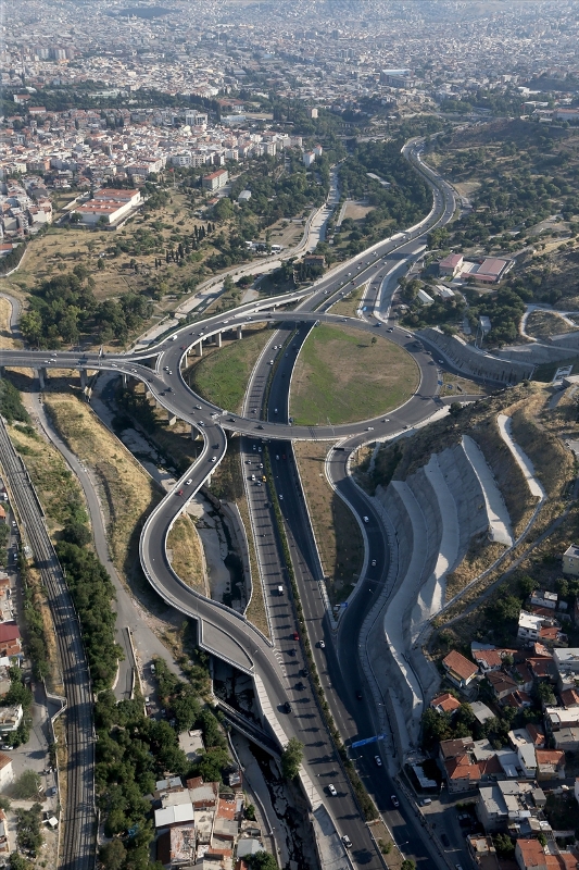 İzmir'deki tüneller ulaşımı rahatlatıyor