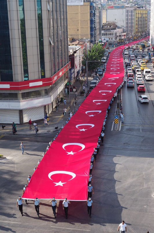 İzmirliler zafere yürüdü