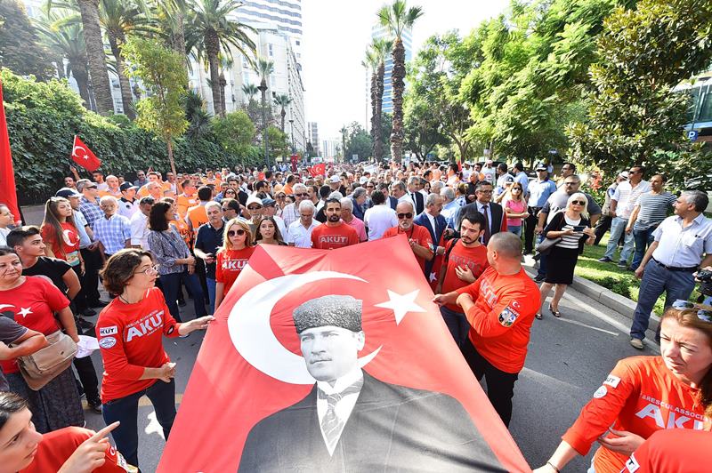 İzmirliler zafere yürüdü