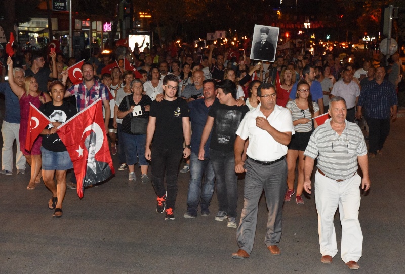 İzmirliler zafere yürüdü