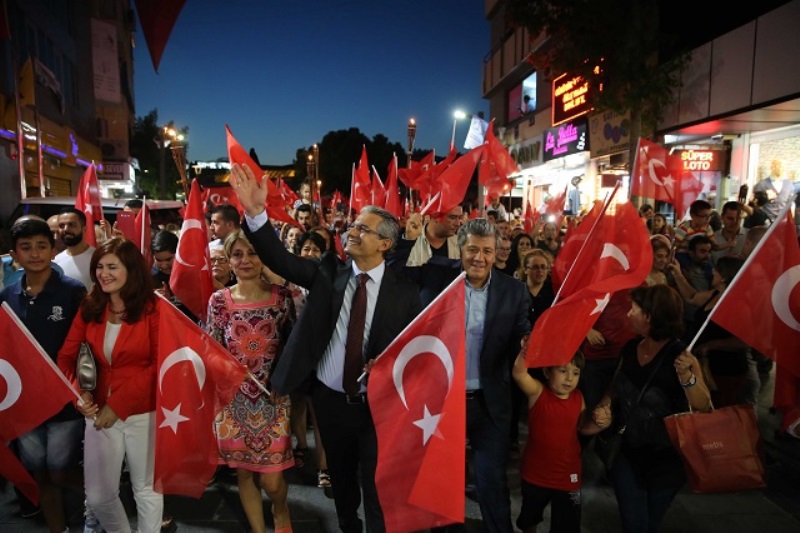 İzmirliler zafere yürüdü