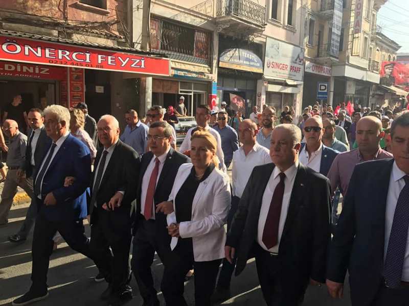 İzmirliler zafere yürüdü