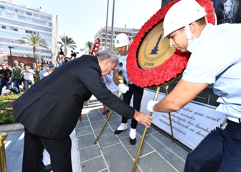 İzmirliler zafere yürüdü