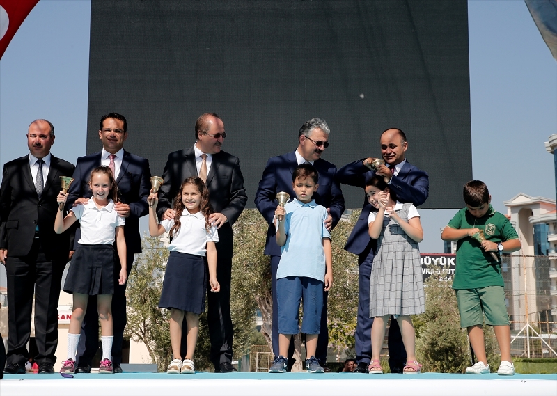 İzmir'de 850 bin öğrenci için ilk ders zili çaldı