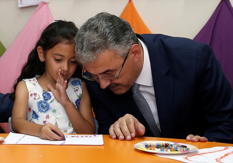 İzmir'de 850 bin öğrenci için ilk ders zili çaldı