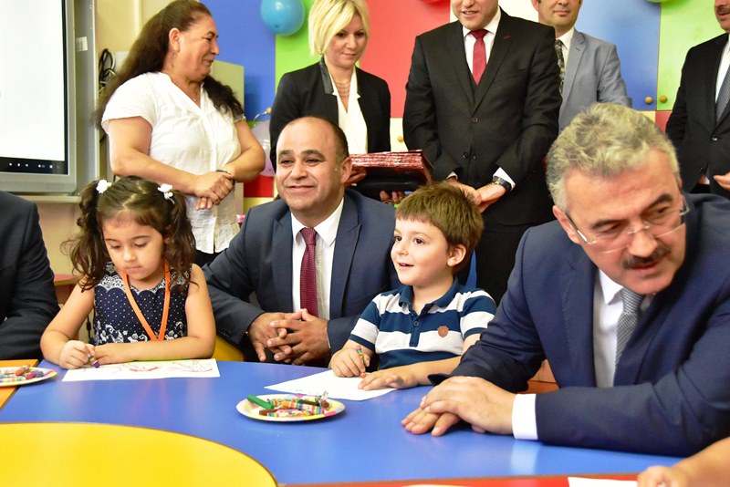İzmir'de 850 bin öğrenci için ilk ders zili çaldı