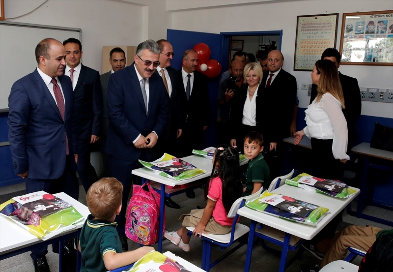 İzmir'de 850 bin öğrenci için ilk ders zili çaldı
