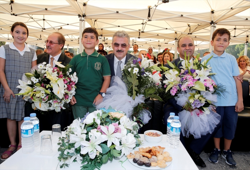 İzmir'de 850 bin öğrenci için ilk ders zili çaldı