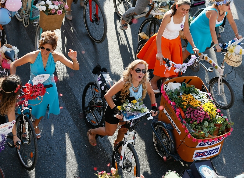 İzmir'de 'süslü kadınlar' pedal çevirdi