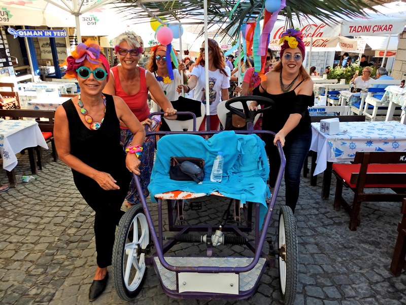 İzmir'de 'süslü kadınlar' pedal çevirdi