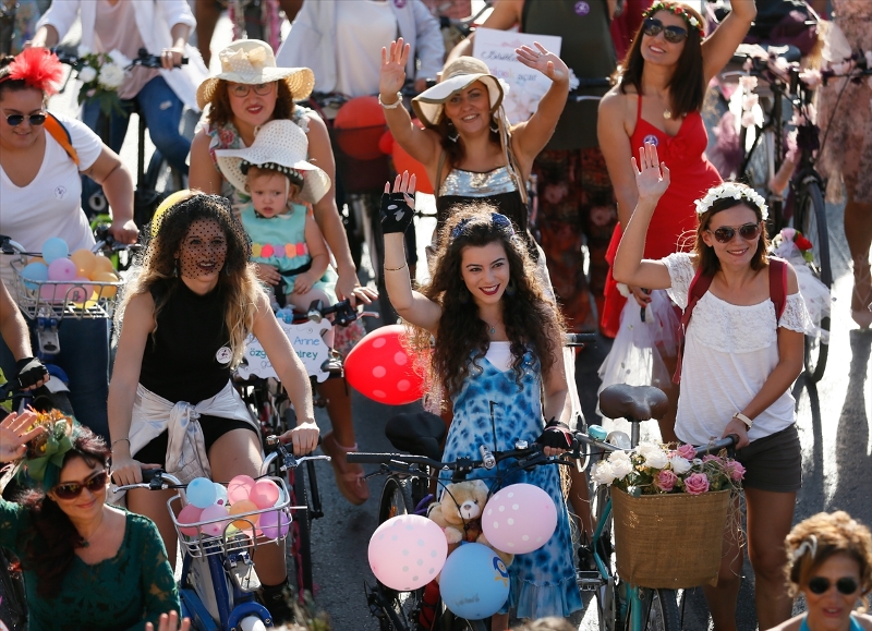 İzmir'de 'süslü kadınlar' pedal çevirdi