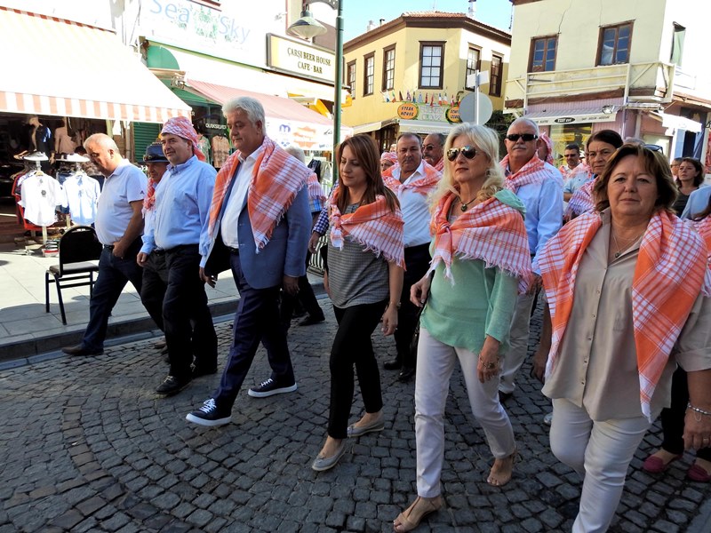 Çeşme'de renkli şenlik