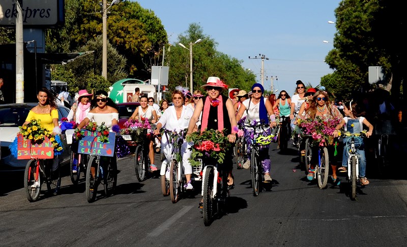 İzmir'de 'süslü kadınlar' pedal çevirdi