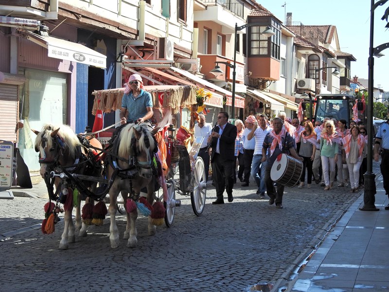 Çeşme'de renkli şenlik