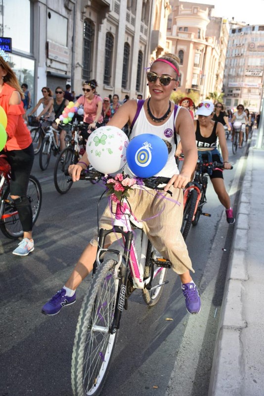 İzmir'de 'süslü kadınlar' pedal çevirdi