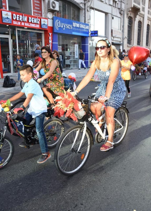 İzmir'de 'süslü kadınlar' pedal çevirdi