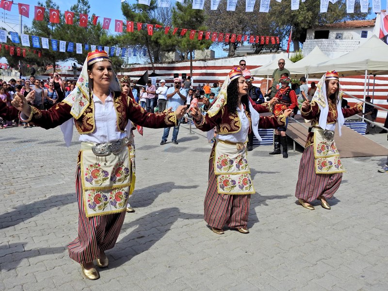 Çeşme'de renkli şenlik