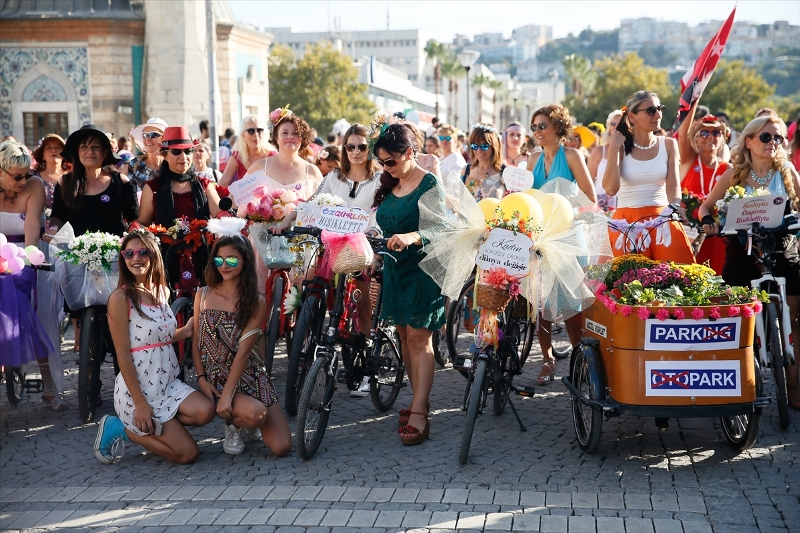 İzmir'de 'süslü kadınlar' pedal çevirdi