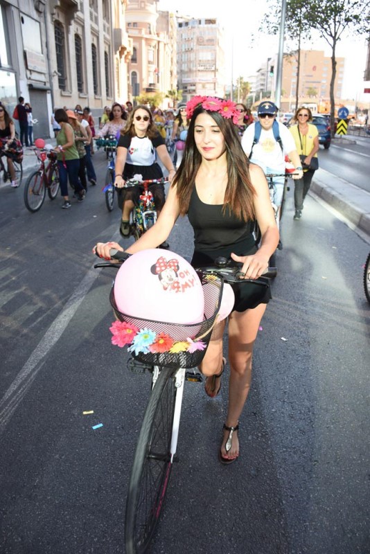 İzmir'de 'süslü kadınlar' pedal çevirdi
