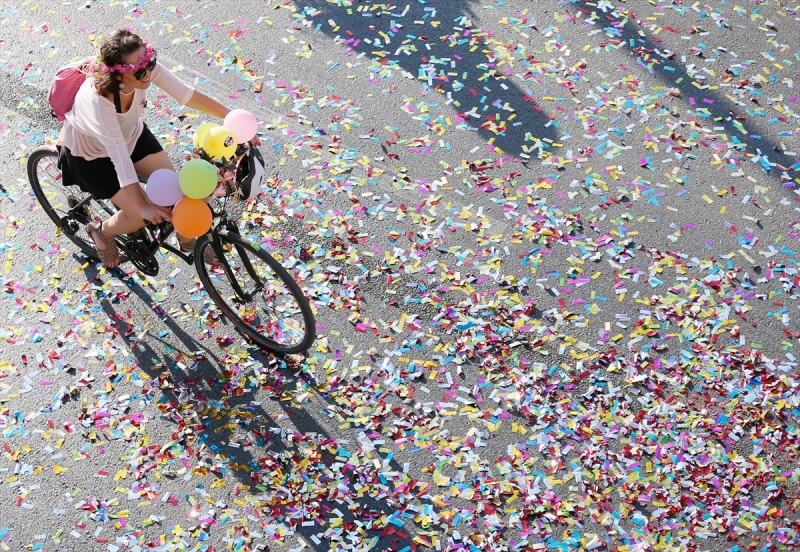 İzmir'de 'süslü kadınlar' pedal çevirdi