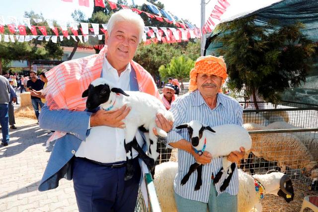 Çeşme'de renkli şenlik