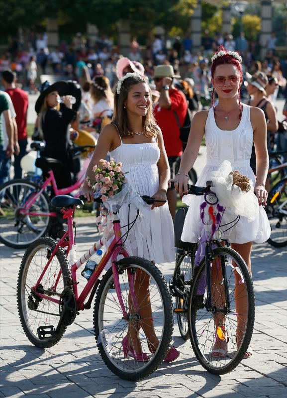 İzmir'de 'süslü kadınlar' pedal çevirdi