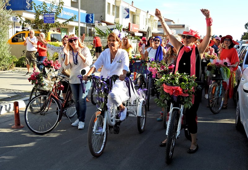 İzmir'de 'süslü kadınlar' pedal çevirdi