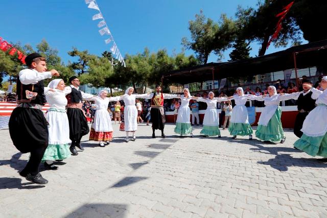Çeşme'de renkli şenlik