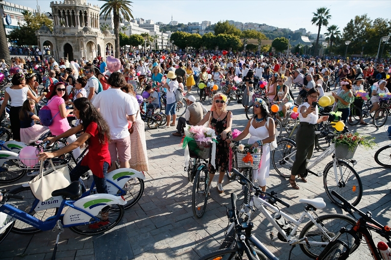İzmir'de 'süslü kadınlar' pedal çevirdi