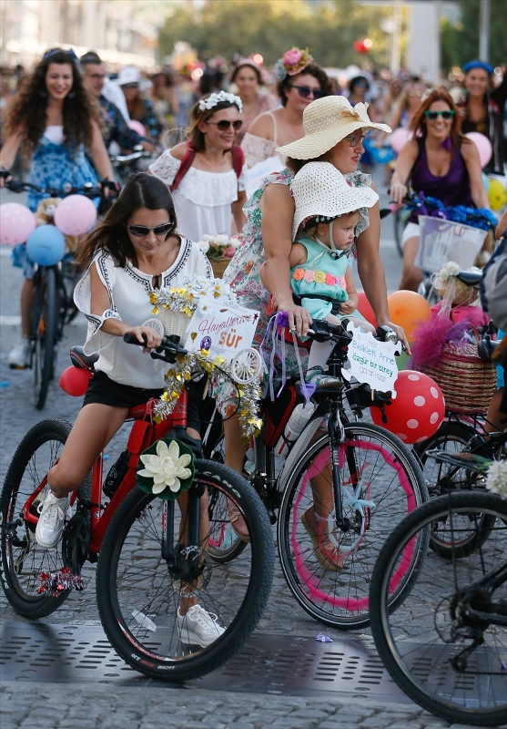 İzmir'de 'süslü kadınlar' pedal çevirdi