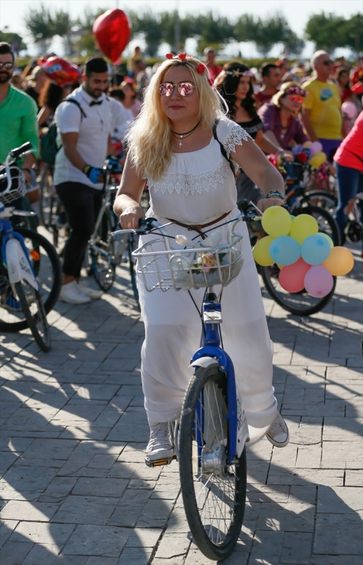 İzmir'de 'süslü kadınlar' pedal çevirdi