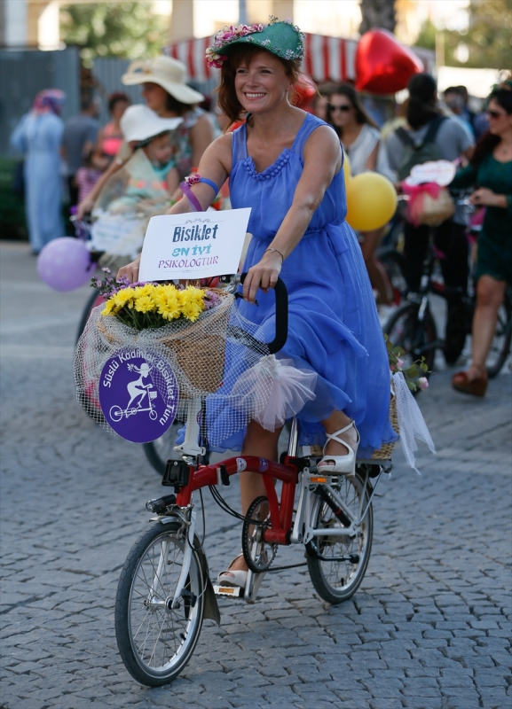 İzmir'de 'süslü kadınlar' pedal çevirdi