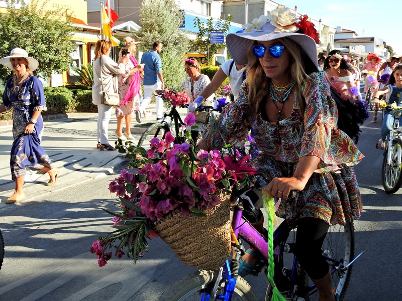 İzmir'de 'süslü kadınlar' pedal çevirdi