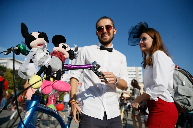 İzmir'de 'süslü kadınlar' pedal çevirdi