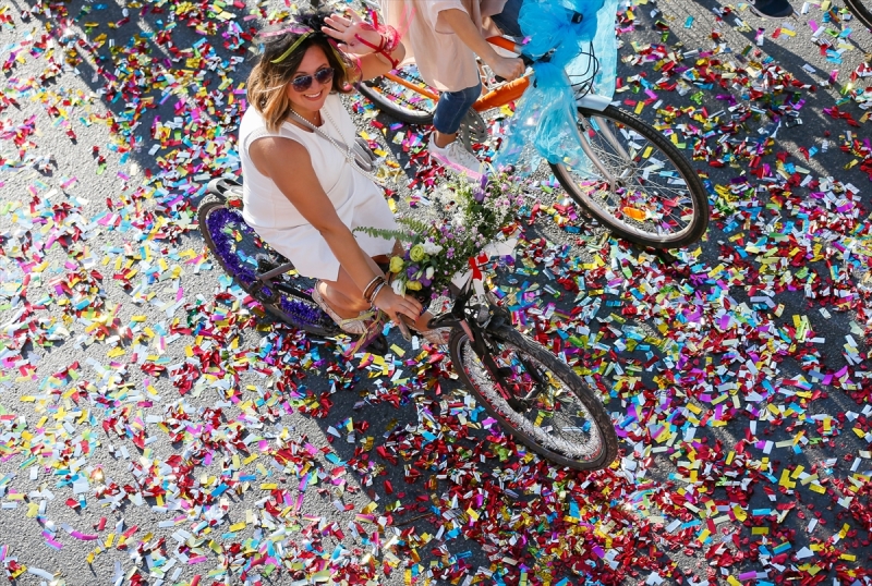 İzmir'de 'süslü kadınlar' pedal çevirdi