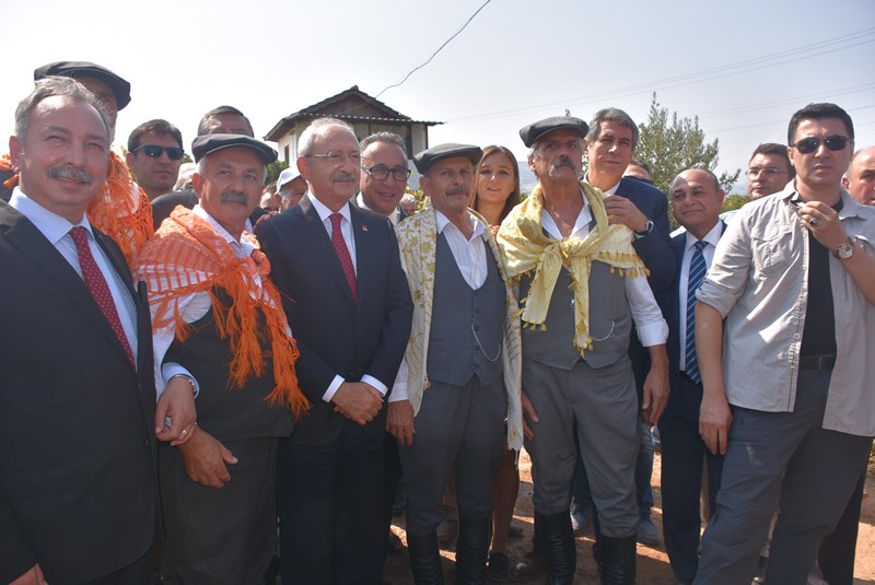 Kılıçdaroğlu asmadan üzüm kesti