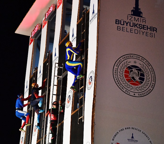 İtfaiyecilerin nefes kesen tırmanışı