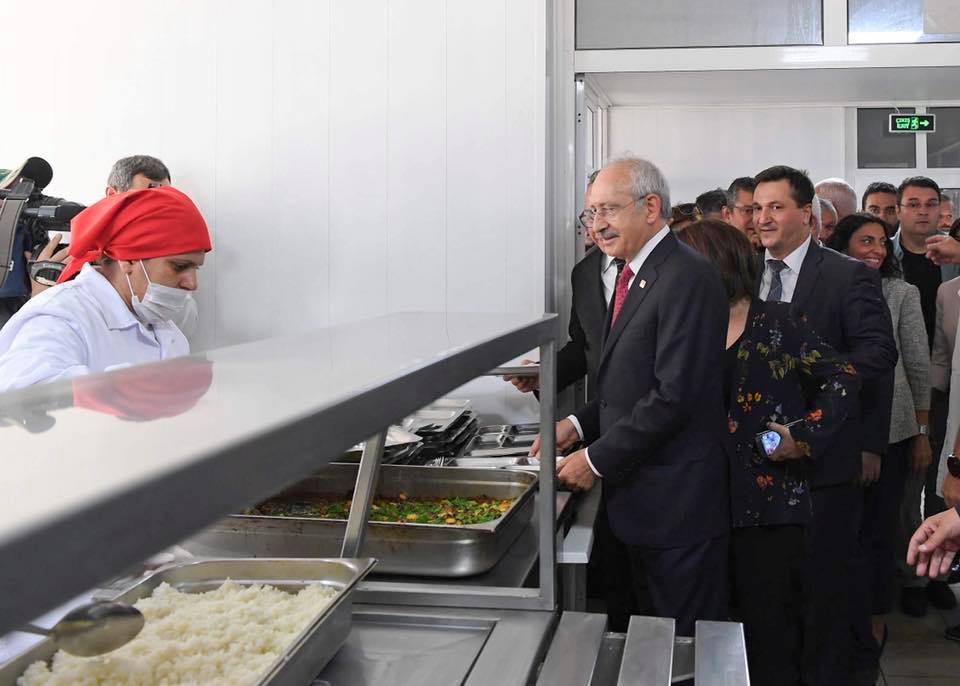 Kılıçdaroğlu asmadan üzüm kesti