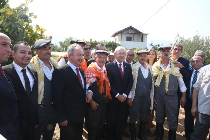 Kılıçdaroğlu asmadan üzüm kesti