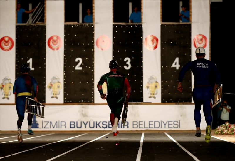 İtfaiyecilerin nefes kesen tırmanışı