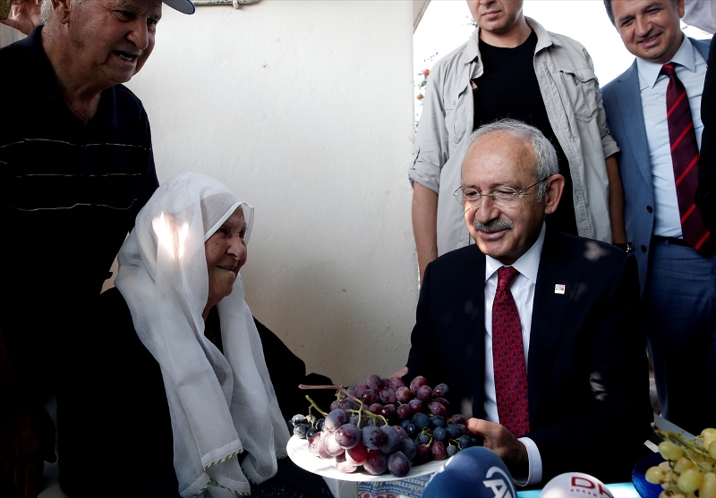 Kılıçdaroğlu asmadan üzüm kesti